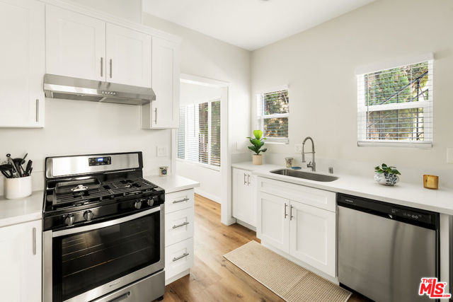 151 S Rexford Drive, Beverly Hills CA: https://media.crmls.org/mediaz/6a1be259-856c-491b-bbad-78df40fef164.jpg