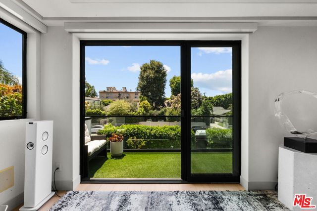 4338 Agnes Avenue, Studio City CA: https://media.crmls.org/mediaz/6a1beb70-3f35-4233-84c3-81a9d6693f90.jpg