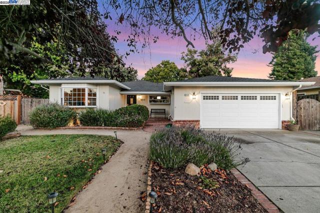 4533 Santa Cruz Ct, Fremont CA: https://media.crmls.org/mediaz/6a1c6db9-b3ea-4e76-ba96-ef3c2a8a4d0f.jpg