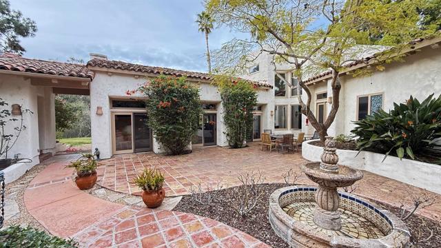 16722 Via Lago Azul, Rancho Santa Fe CA: https://media.crmls.org/mediaz/6a1cdcb7-6e2e-49f5-9158-3d1093a588a6.jpg