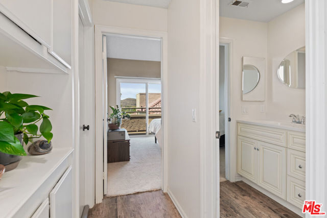 221 McAfee Court, Thousand Oaks CA: https://media.crmls.org/mediaz/6a1d89b6-31b6-4299-ab37-443c7727e738.jpg