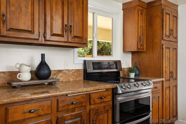 6307 Via Maria, La Jolla CA: https://media.crmls.org/mediaz/6a1d9266-4732-4ef4-b36e-1641a55cc932.jpg