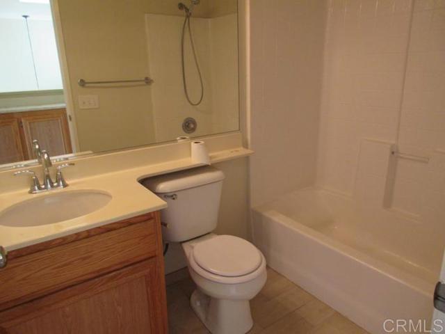 Detail Gallery Image 11 of 17 For 4665 Los Alamos Way #C,  Oceanside,  CA 92057 - 3 Beds | 2/1 Baths