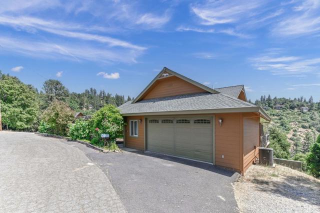 18757 Sunrise Way, Tuolumne CA: https://media.crmls.org/mediaz/6a1eeeed-1ee7-4750-b407-9a36abc00576.jpg