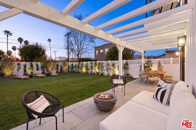 633 N Formosa Avenue, Los Angeles CA: https://media.crmls.org/mediaz/6a1f57e0-5e53-46d4-af46-92e2577d94b6.jpg
