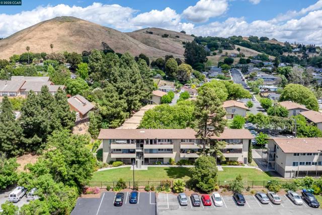 2345 Paloma Ct, Pinole CA: https://media.crmls.org/mediaz/6a202945-df2e-440b-8973-d81ea3a2bddd.jpg