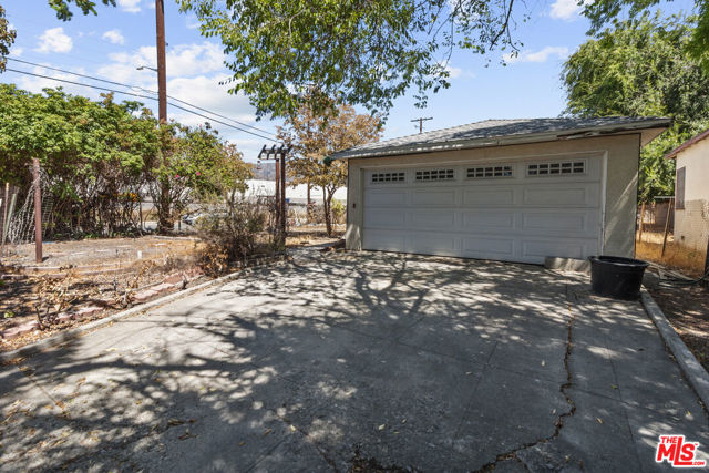 1344 N Parish Place, Burbank CA: https://media.crmls.org/mediaz/6a20b0f5-ac6c-4041-ae95-9d4d4684e4d4.jpg