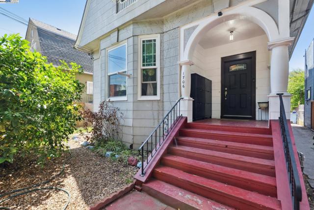 1706 Fairview St, Berkeley CA: https://media.crmls.org/mediaz/6a21dbda-2297-4dbc-8b57-608e38303bff.jpg