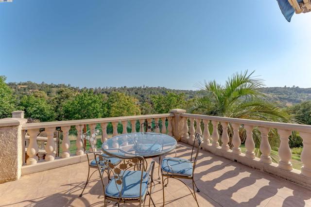 7745 Winter Snow Ct, Newcastle CA: https://media.crmls.org/mediaz/6a22273f-87fb-4cd2-b748-832d26300cb5.jpg