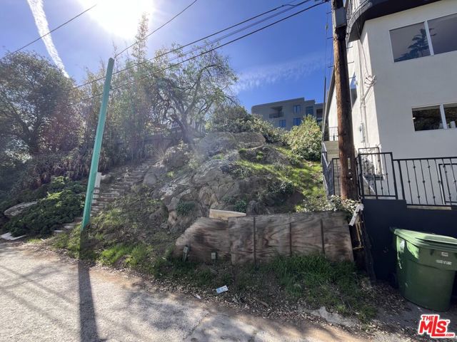 2925 N Park Center Drive, Los Angeles CA: https://media.crmls.org/mediaz/6a224a67-cba7-433b-82d2-49098b62ea07.jpg