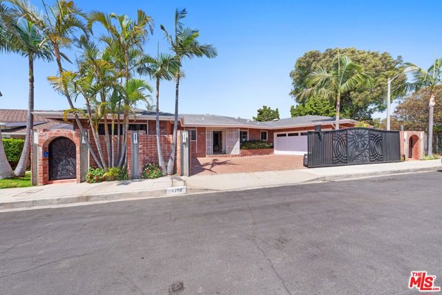 4260 S Cloverdale Avenue, Los Angeles CA: https://media.crmls.org/mediaz/6a22a0c5-7d84-44fd-95a6-b873997f1d02.jpg