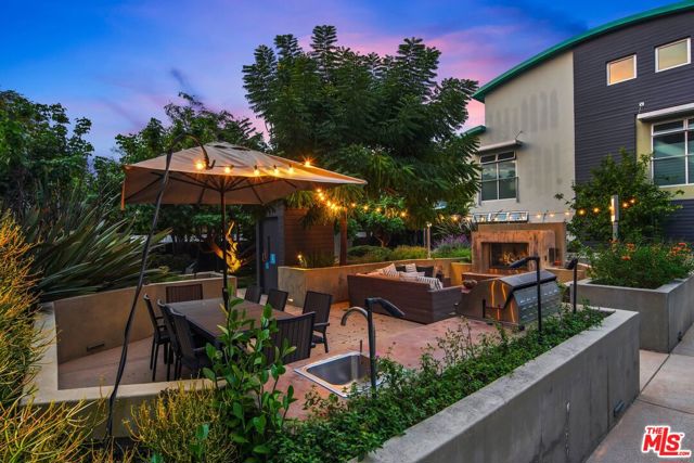 512 Brooks Avenue, Venice CA: https://media.crmls.org/mediaz/6a232ced-edce-4034-9b0f-a8c4acec9aa0.jpg