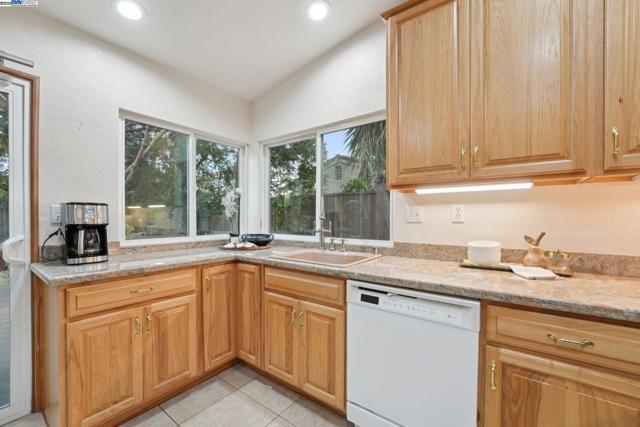 4942 Rocklin Dr, Union City CA: https://media.crmls.org/mediaz/6a24a24c-38d7-4f21-8b63-3547e7f72fdf.jpg