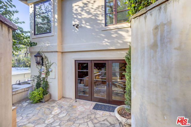 2880 NICHOLS CANYON Road, Los Angeles CA: https://media.crmls.org/mediaz/6a24b73f-fcd0-4c6e-8301-fd8d90dbf7e4.jpg