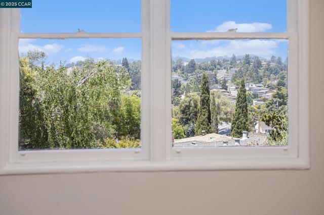 18367 Apricot Way, Castro Valley CA: https://media.crmls.org/mediaz/6a24c8ea-d9ee-41e1-b586-b4b181e39d00.jpg