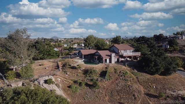 27332 Cool Water Ranch RD, Valley Center CA: https://media.crmls.org/mediaz/6a2576b1-b30d-48b0-a600-7303c8782aa9.jpg