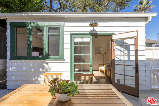 601 S Hudson Avenue, Pasadena CA: https://media.crmls.org/mediaz/6a259704-d7f1-484d-8a94-0e276e8ca34f.jpg