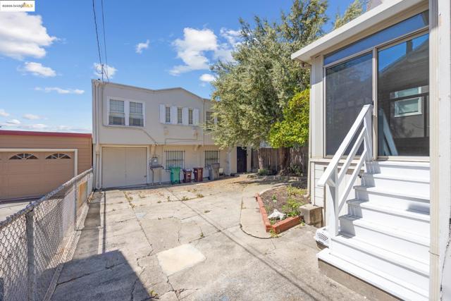 271 38Th St, Oakland CA: https://media.crmls.org/mediaz/6a2597d4-903a-4fa9-81ed-433ad507c24d.jpg