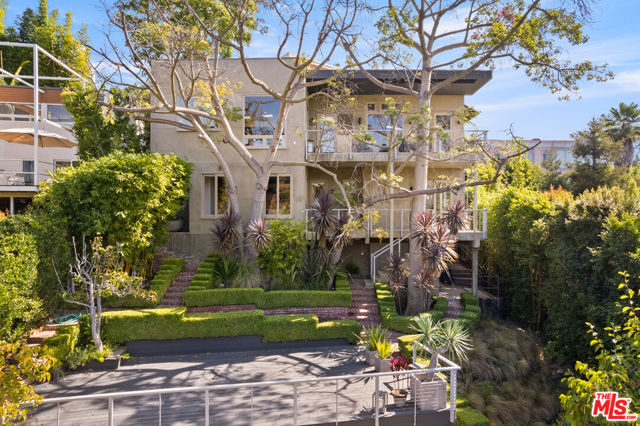 1415 Summitridge Drive, Beverly Hills CA: https://media.crmls.org/mediaz/6a276b46-25e3-4470-b0c7-3a647c5248fb.jpg