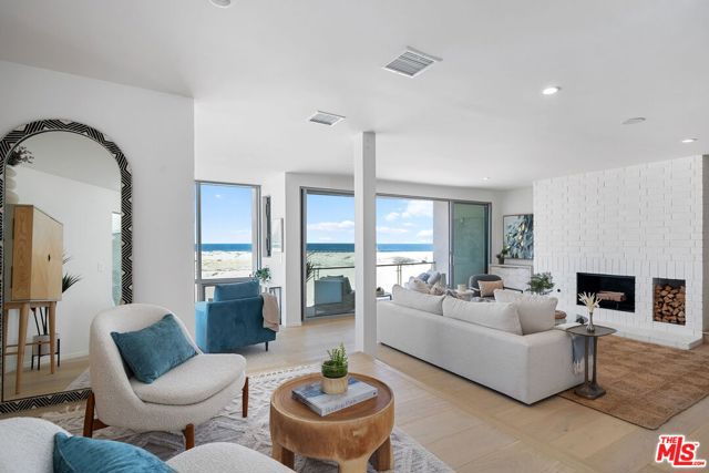 5205 Ocean Front Walk, Marina del Rey CA: https://media.crmls.org/mediaz/6a28192a-c082-442c-825e-293e3e665b11.jpg