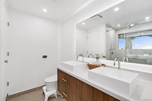 1001 Genter St, La Jolla CA: https://media.crmls.org/mediaz/6a284340-981b-4312-a0d8-521290f98c12.jpg