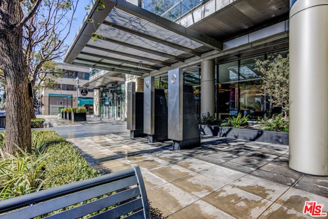 1155 S Grand Avenue, Los Angeles CA: https://media.crmls.org/mediaz/6a296e72-b55c-4e15-89da-08c0d0b8f0dc.jpg