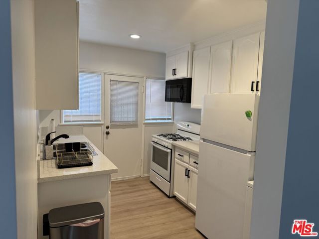 931 S Sherbourne Drive, Los Angeles CA: https://media.crmls.org/mediaz/6a29aed2-d235-426f-b5d0-892e99d618d5.jpg
