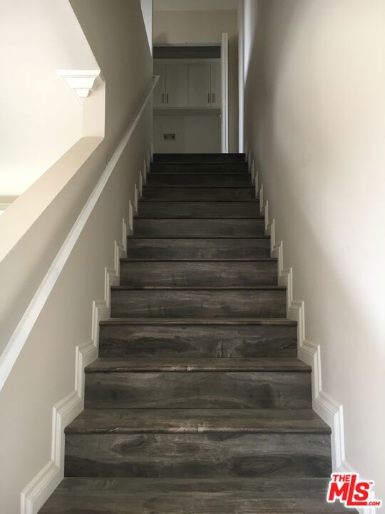 523 N Benton Way, Los Angeles CA: https://media.crmls.org/mediaz/6a2b9309-2d19-44c7-a047-a181c0103c5b.jpg