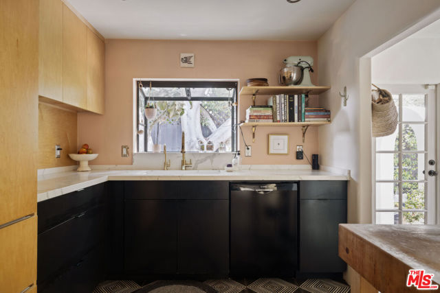 1012 Superba Avenue, Venice CA: https://media.crmls.org/mediaz/6a2c00c2-844b-4c17-b102-696e3067bab5.jpg