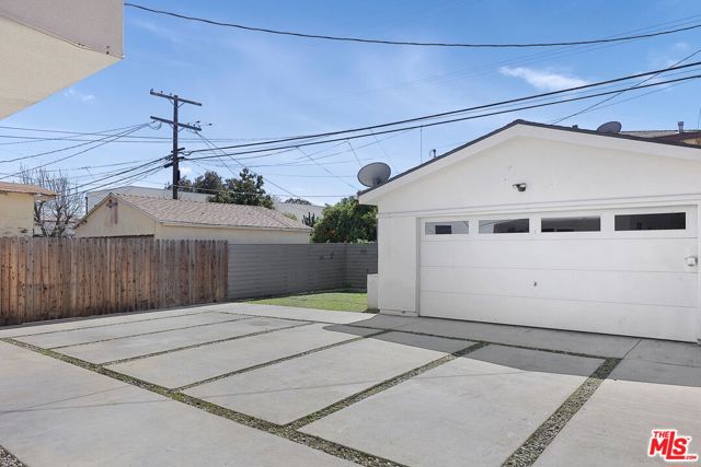 320 E 55th Street, Los Angeles CA: https://media.crmls.org/mediaz/6a2c1257-b281-471e-9420-ffd7f6ad58d9.jpg