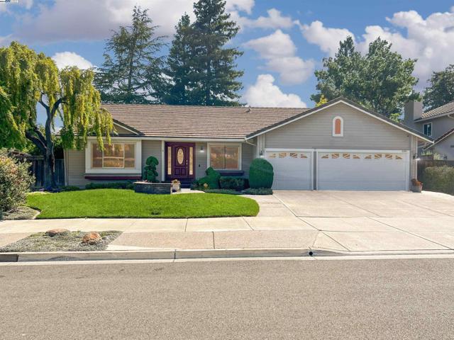 3284 Omega Cir, Pleasanton CA: https://media.crmls.org/mediaz/6a2c64b3-6737-4804-b051-f4c272965372.jpg