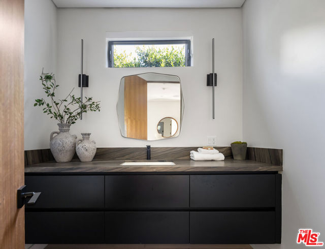 4128 Vantage Avenue, Studio City CA: https://media.crmls.org/mediaz/6a2c7407-02bd-494b-931d-eba31596b502.jpg