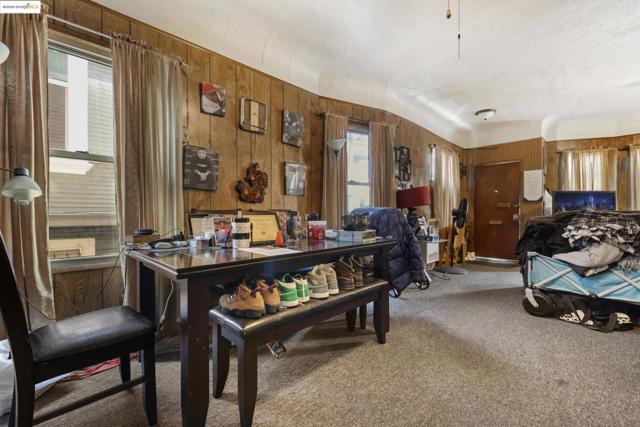 553 34Th St, Oakland CA: https://media.crmls.org/mediaz/6a2c7a3b-c1a2-42b4-94c4-0bb2f7fbca22.jpg