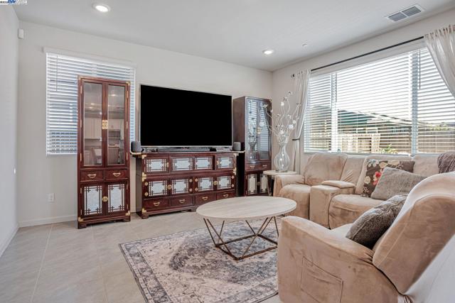 859 Helmsley Dr, Vacaville CA: https://media.crmls.org/mediaz/6a2cd0f8-9ebb-4da8-93aa-e2604aae3b6c.jpg