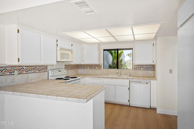 4630 Eastbourne Bay, Oxnard CA: https://media.crmls.org/mediaz/6a2d2e0a-1194-4f7e-80fd-d51891f1ece9.jpg