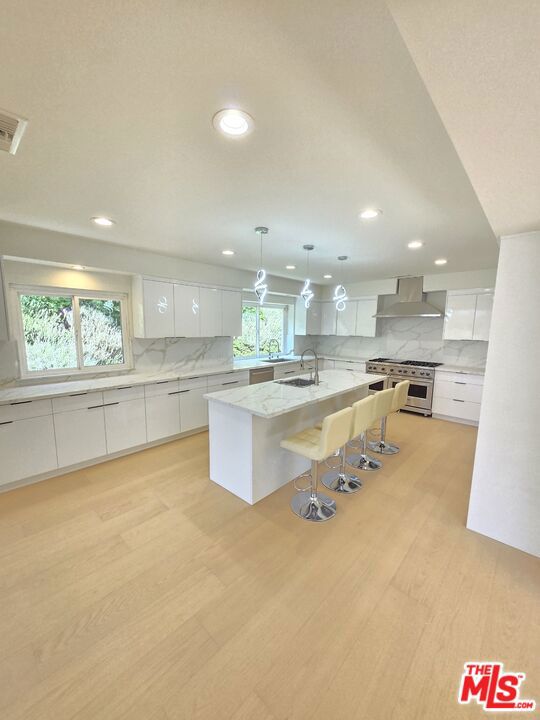16544 Park Lane Circle, Los Angeles CA: https://media.crmls.org/mediaz/6a2e076c-5f17-42cb-ad07-0222bca5a681.jpg