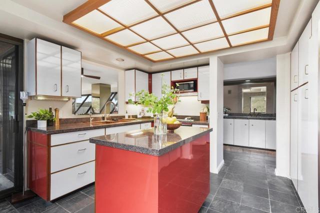 230 W Laurel Street, San Diego CA: https://media.crmls.org/mediaz/6a2e2323-81d3-4b9a-84b0-dbb70c8df682.jpg