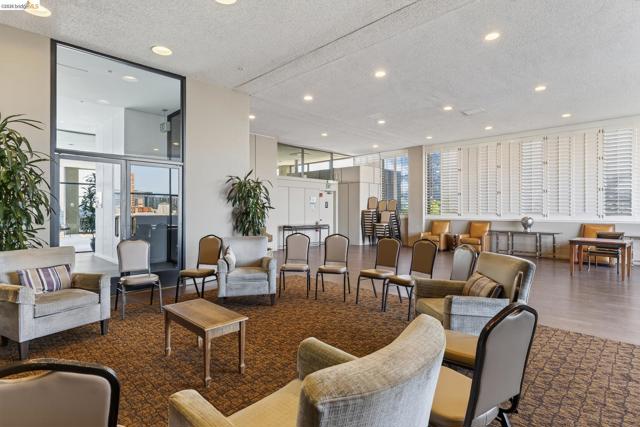 565 Bellevue Ave, Oakland CA: https://media.crmls.org/mediaz/6a2e4f75-dfd9-4a14-8db1-571f266797d0.jpg