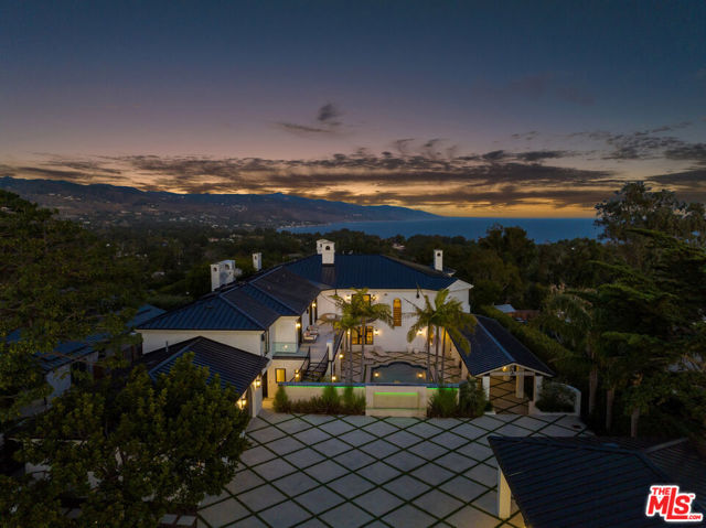 7052 Dume Drive, Malibu CA: https://media.crmls.org/mediaz/6a2e7cd2-db62-48fd-9fbf-48e3c3d7686e.jpg