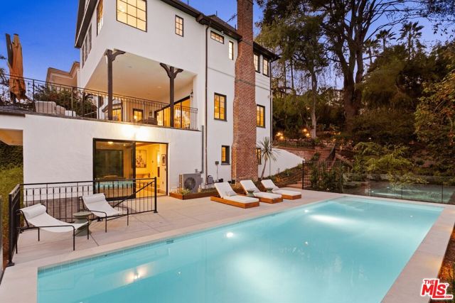 4818 Bonvue Avenue, Los Angeles CA: https://media.crmls.org/mediaz/6a2f039a-4726-45e2-82a8-0ee9f3e91bd4.jpg