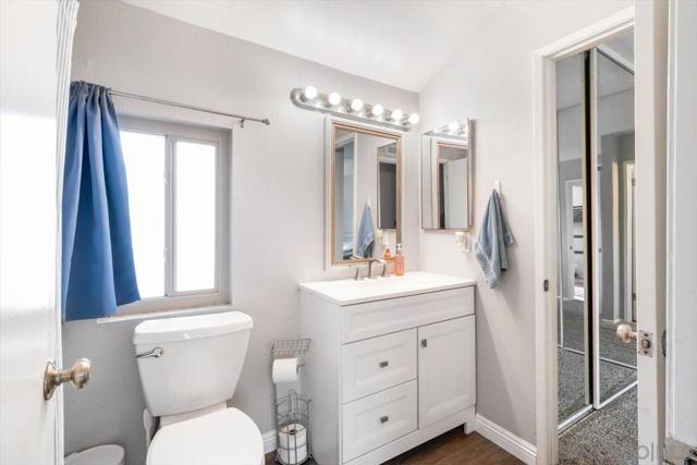220 Eveningside Gln, Escondido CA: https://media.crmls.org/mediaz/6a2f403c-4960-4480-8fa7-b5a8e9d4ce07.jpg