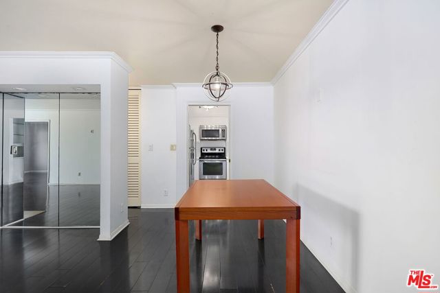 723 Palisades Beach Road, Santa Monica CA: https://media.crmls.org/mediaz/6a302300-1b62-471e-bce8-4dbc060b3389.jpg