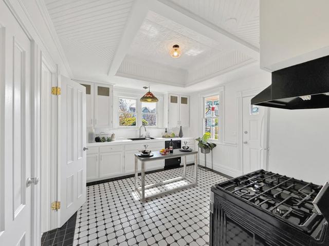 398 W San Fernando, San Jose CA: https://media.crmls.org/mediaz/6a3222b3-2cb3-4dc7-bd2b-0ac5c99f4f9e.jpg