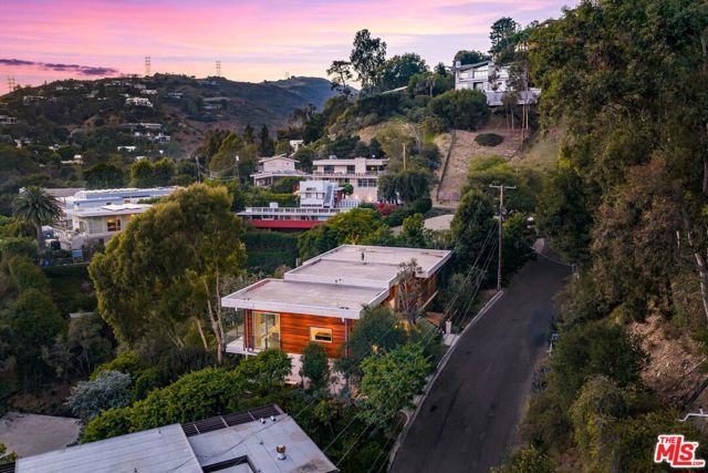 933 Bluegrass Lane, Los Angeles CA: https://media.crmls.org/mediaz/6a32a2a3-fa2f-4109-b0ac-7cf88fbd94fe.jpg
