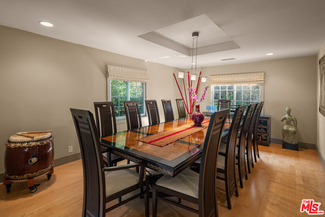13477 Contour Drive, Sherman Oaks CA: https://media.crmls.org/mediaz/6a32f732-d962-437b-9279-607b5ab86f0d.jpg