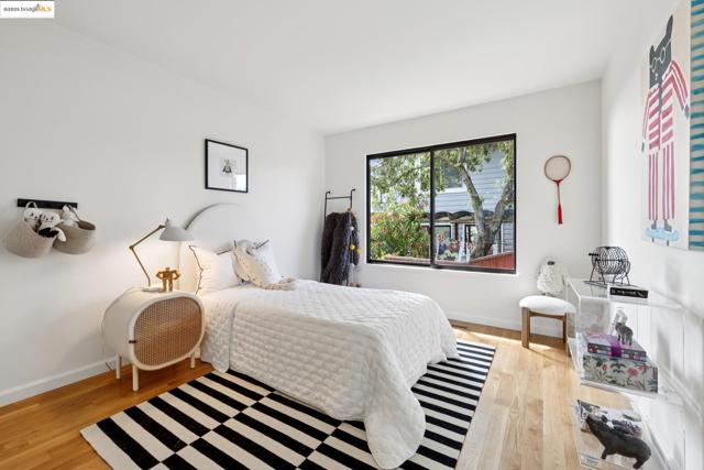6019 Ridgemont Dr, Oakland CA: https://media.crmls.org/mediaz/6a33e302-0aa5-4e95-93ca-0f4bce389558.jpg