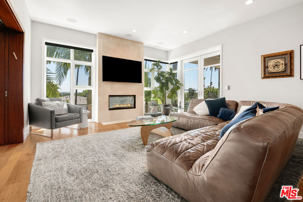447 N Doheny Drive 301, Beverly Hills, CA 90210