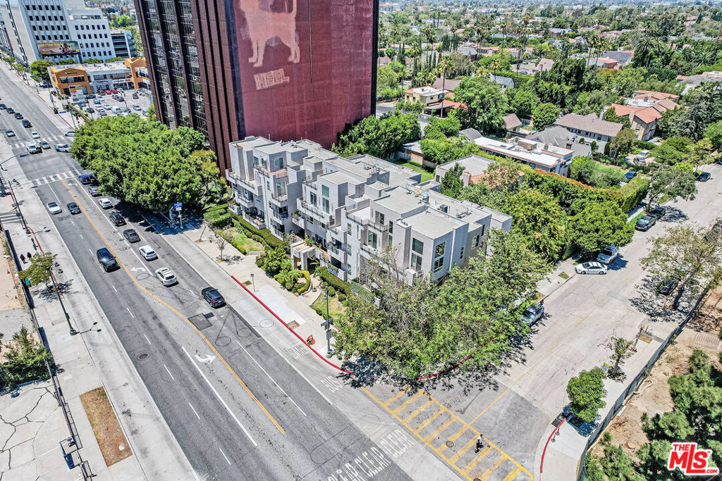 https://media.crmls.org/mediaz/6a35c575-f569-4cd1-92c2-d9305aa164fb.jpg?preset=X-Large