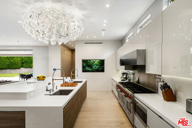 901 Oxford Way, Beverly Hills CA: https://media.crmls.org/mediaz/6a36d157-d207-4038-ba89-e1dbde574b76.jpg