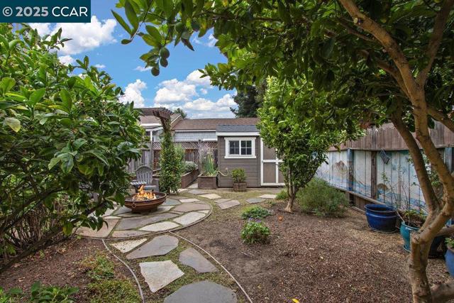 1613 Stanton St, Alameda CA: https://media.crmls.org/mediaz/6a392c9c-4028-4540-a24c-f6bb7dd22eb9.jpg